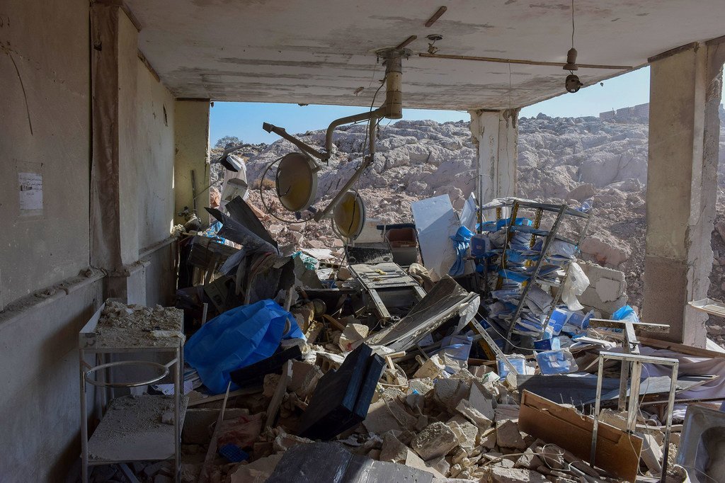 叙利亚伊德利卜的一家妇幼医院在一个清晨的空袭中遭到严重破坏.